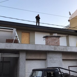 Imagen de INSTALACIÓN EN PROCESO DE CANALETA RECIBIDORA Y CENEFA CON MOLDURA